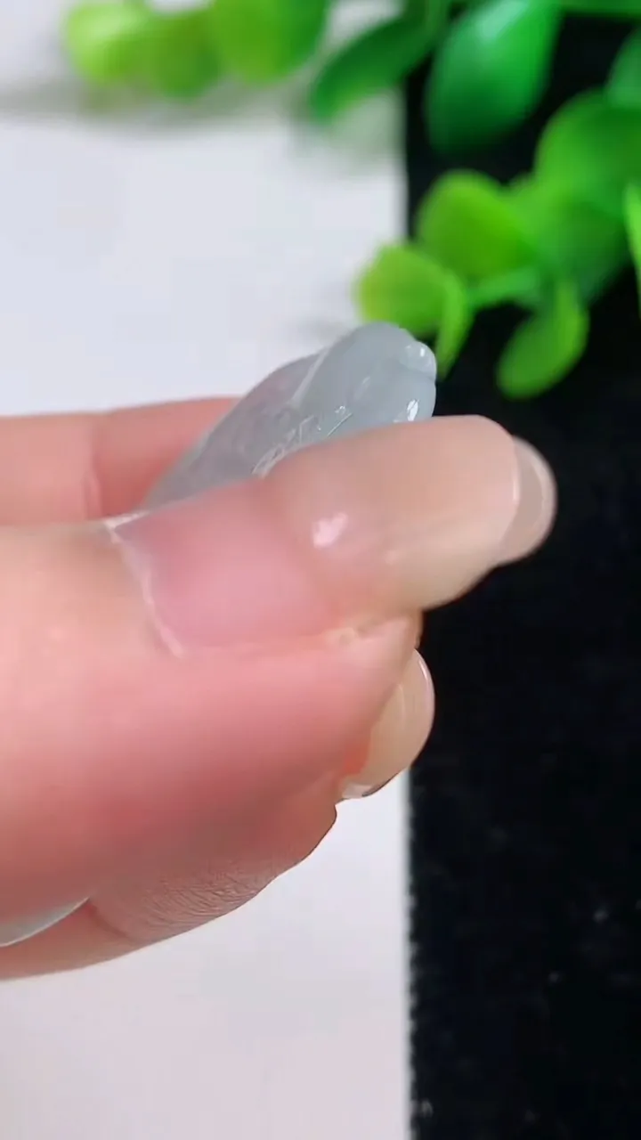 天然A货翡翠生肖鼠吊坠，尺寸39.8-28.7-3.5，重量:9.33g
9月3日