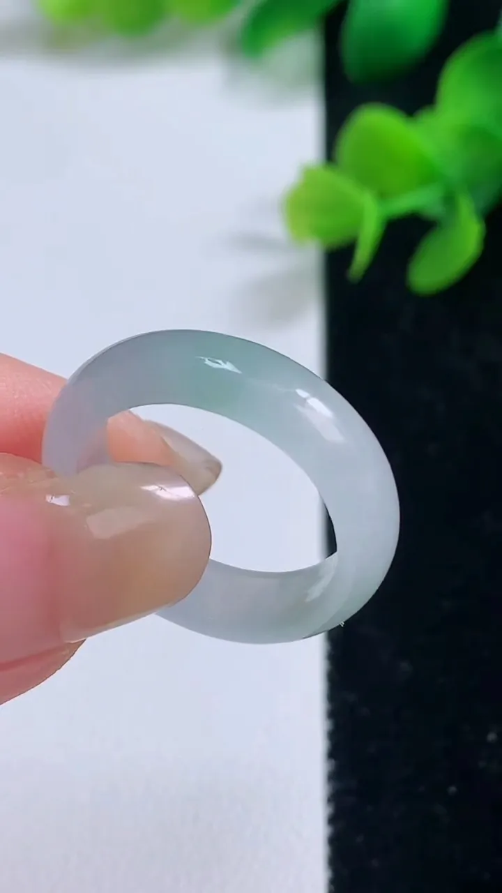 天然A货翡翠指环戒指，尺寸18.8-5-2.3，重量:3.18g2025年9月3日
工厂直销收藏佳品,种好水足，色泽均匀，有种有色，上手高大气！
