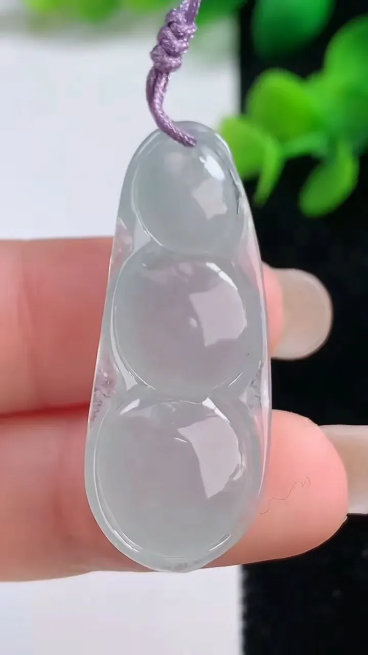 天然A货翡翠福豆吊坠，尺寸37-15-5.2，重量:4.96g
9月3日