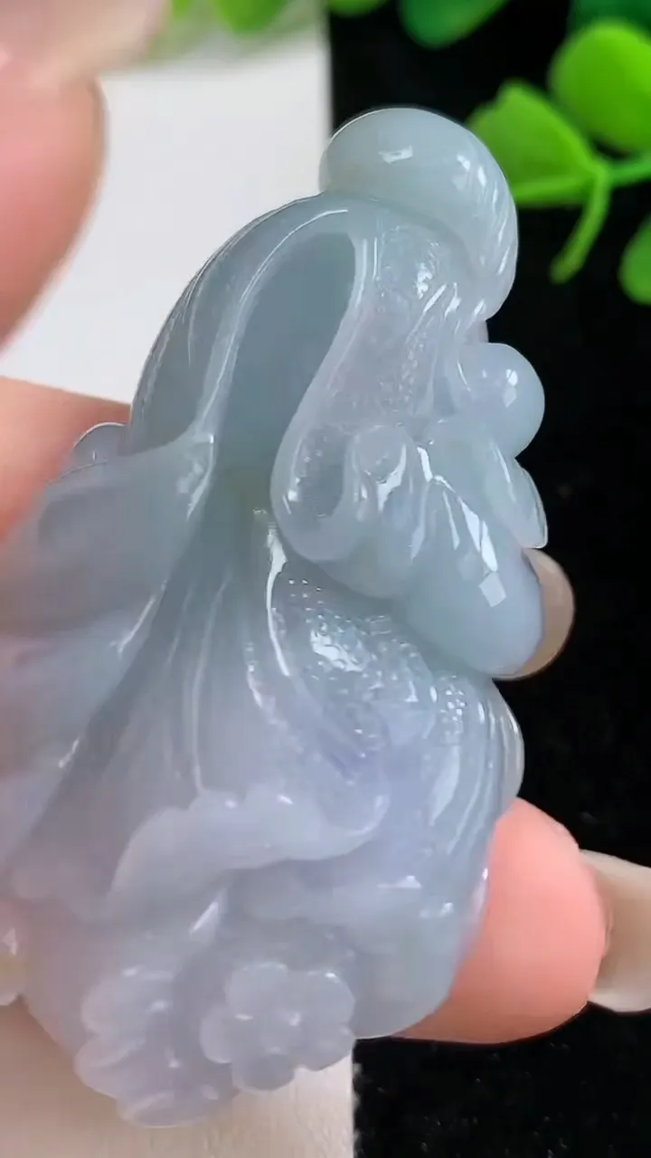 天然A货翡翠白菜吊坠，尺寸55.5-30.6-10.8，重:33.68g
9月3日