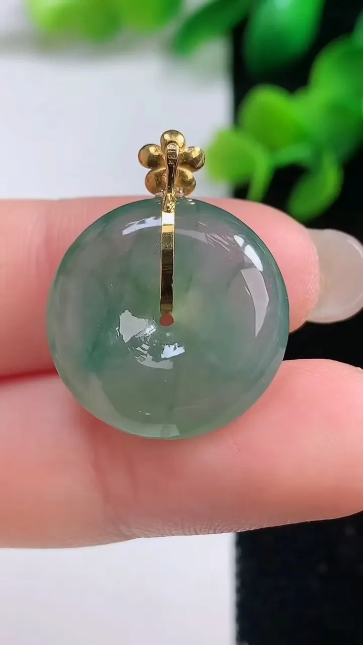 天然A货翡翠平安扣吊坠，尺寸19.3-5.5，重量:4.52g
9月3日