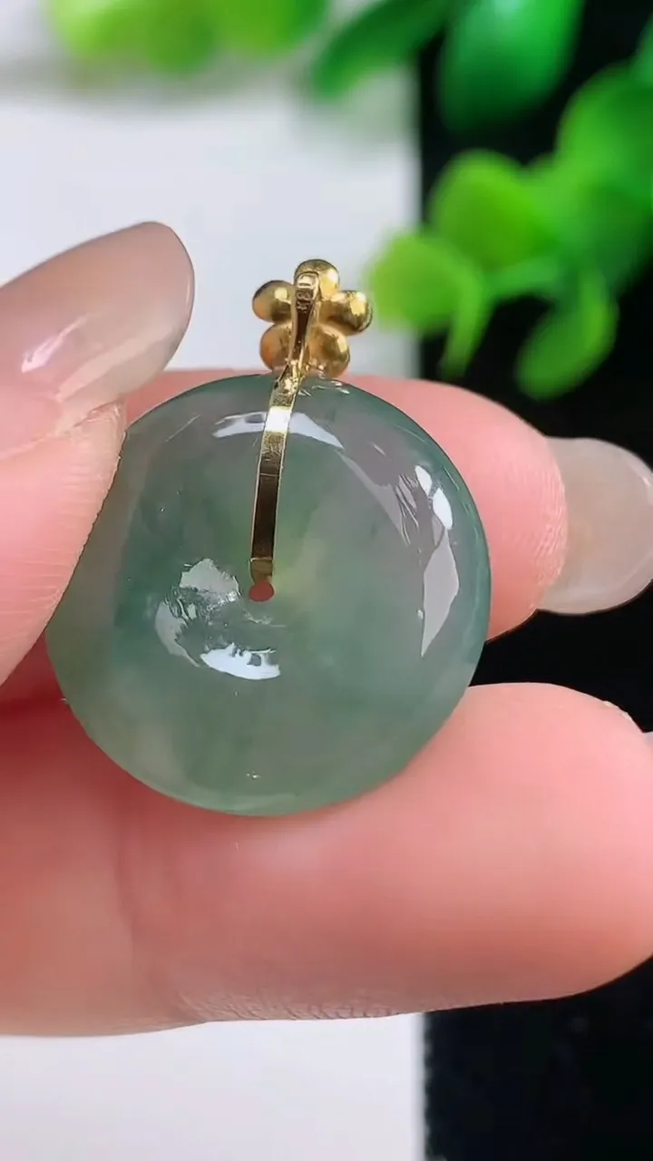 天然A货翡翠平安扣吊坠，尺寸19.3-5.5，重量:4.52g
9月3日