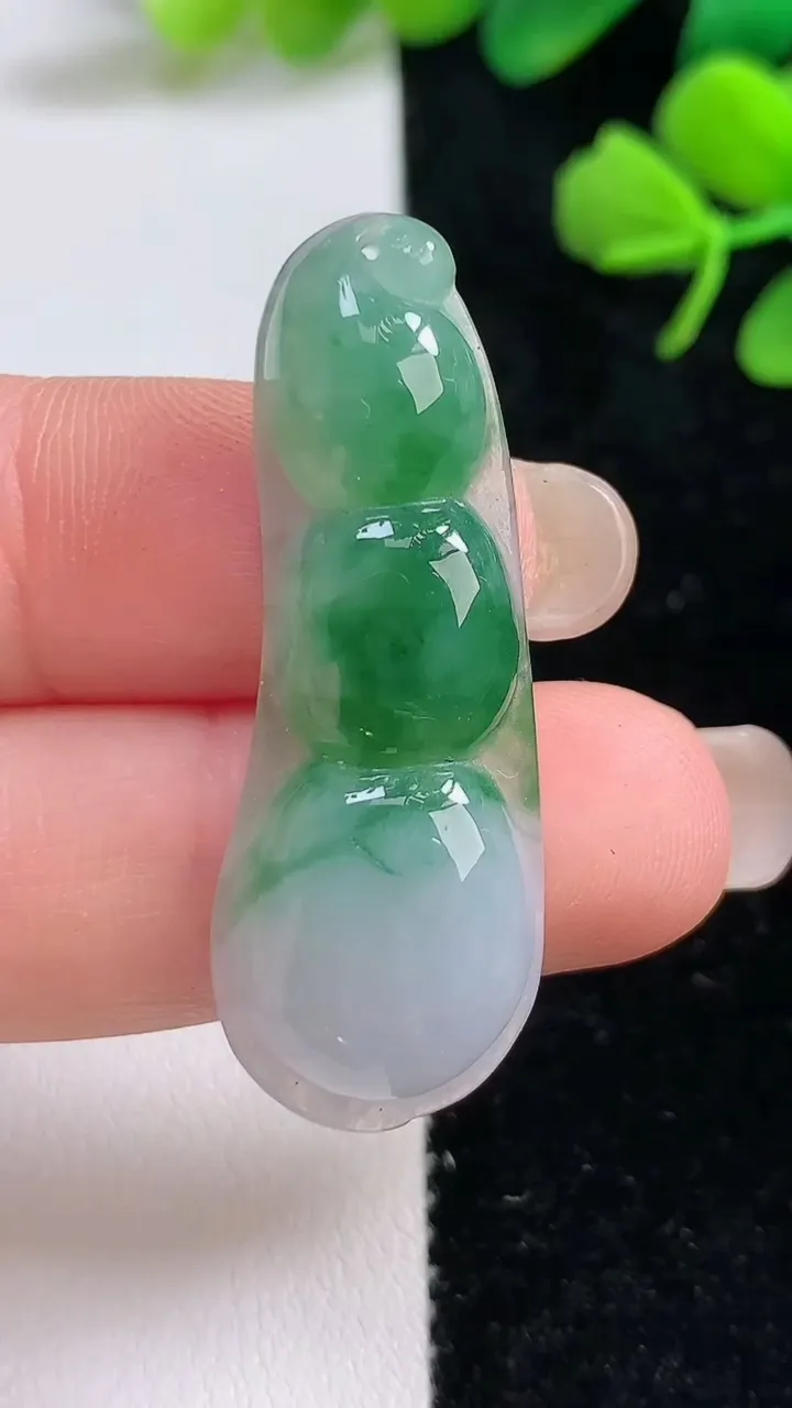 天然A货翡翠福豆吊坠，尺寸40-15-5.4，重:5.07g
9月3日