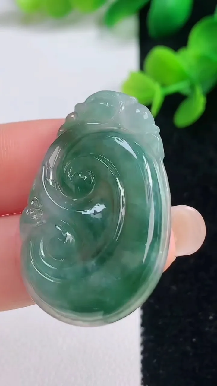 天然A货翡翠如意吊坠，尺寸36.6-23.5-4，重量:6.59g
9月3日