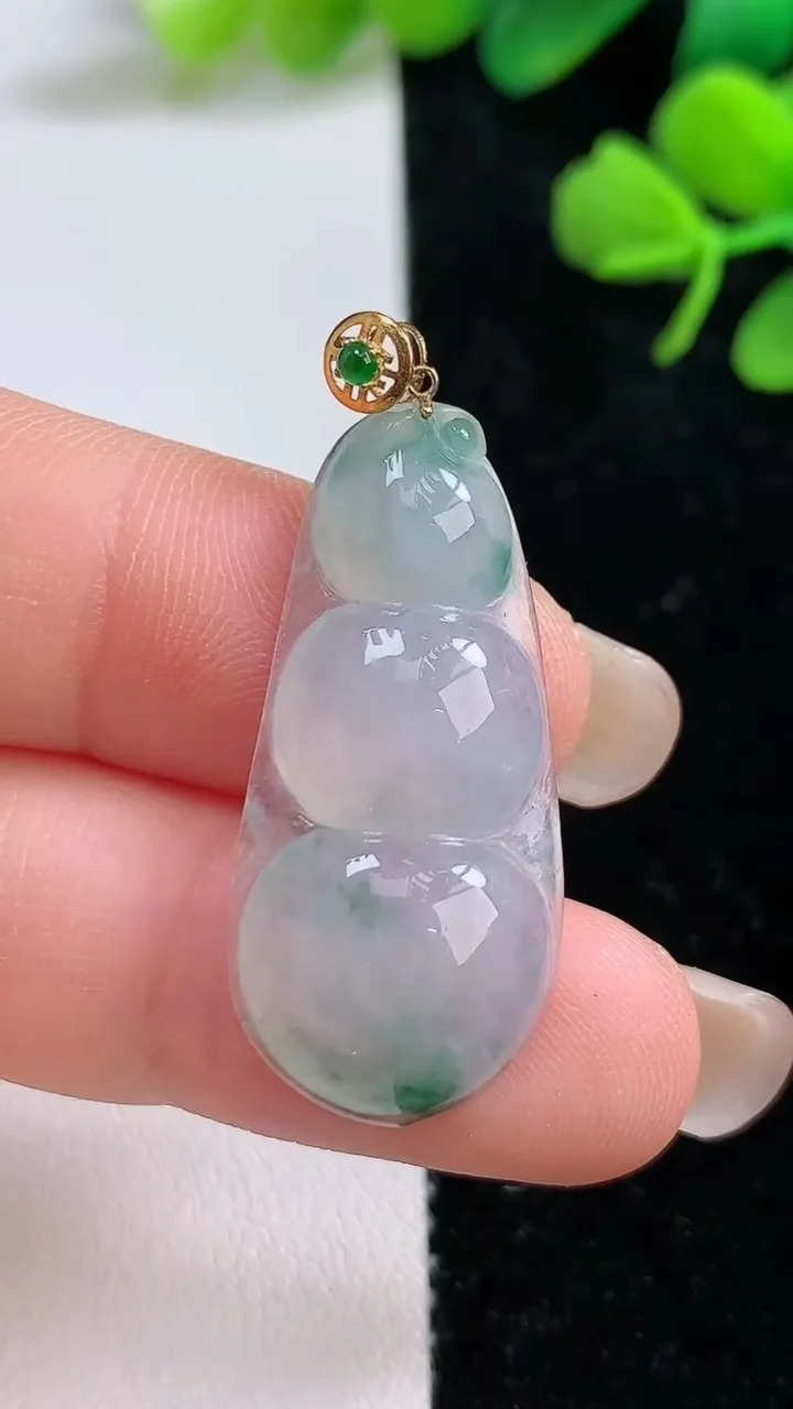 天然A货翡翠种飘花福豆吊坠，尺寸35.2-14.2-4.3，重:4.60g
9月3日