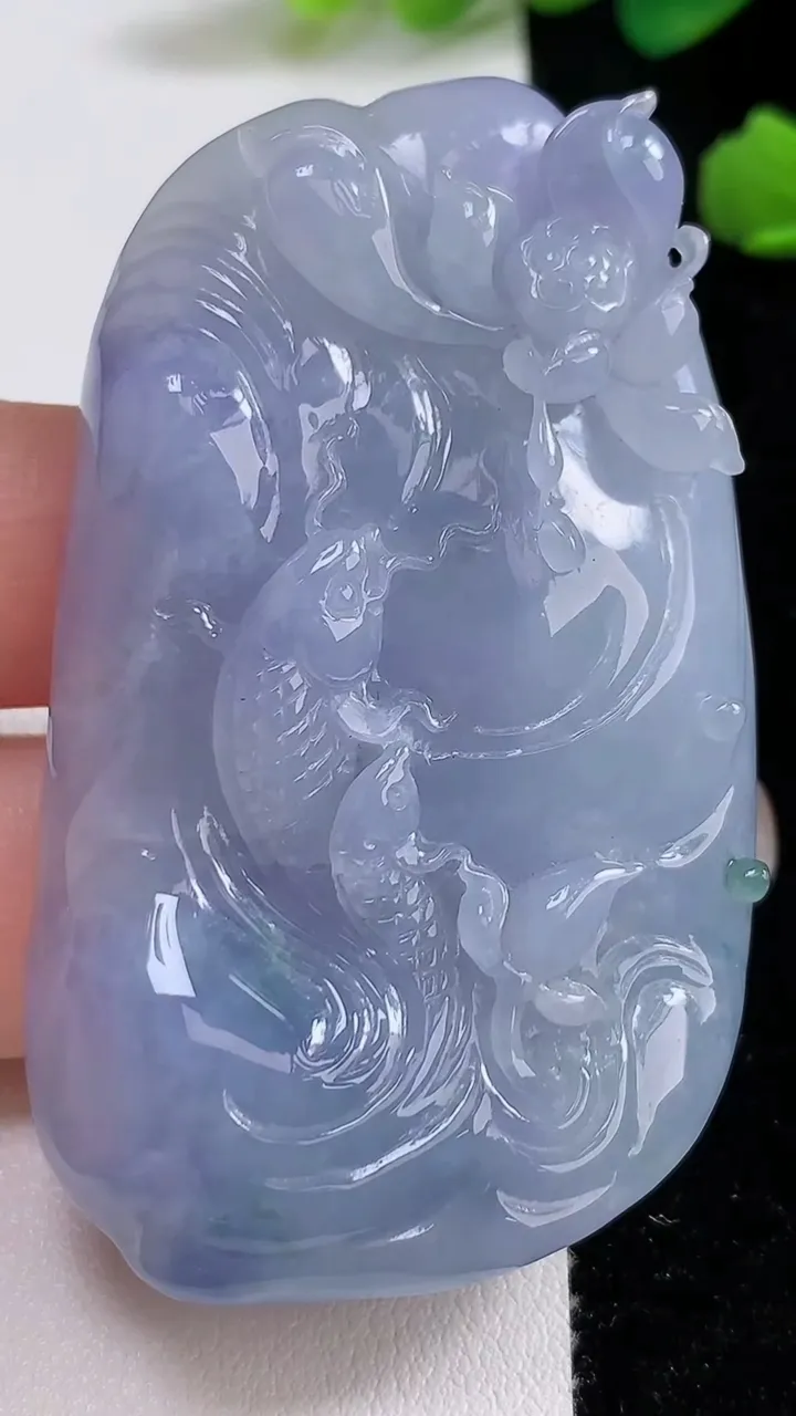 天然A货翡翠紫罗兰荷叶鱼吊坠，尺寸: 58.8-36.2-12.2 重:50.66g
9月3日