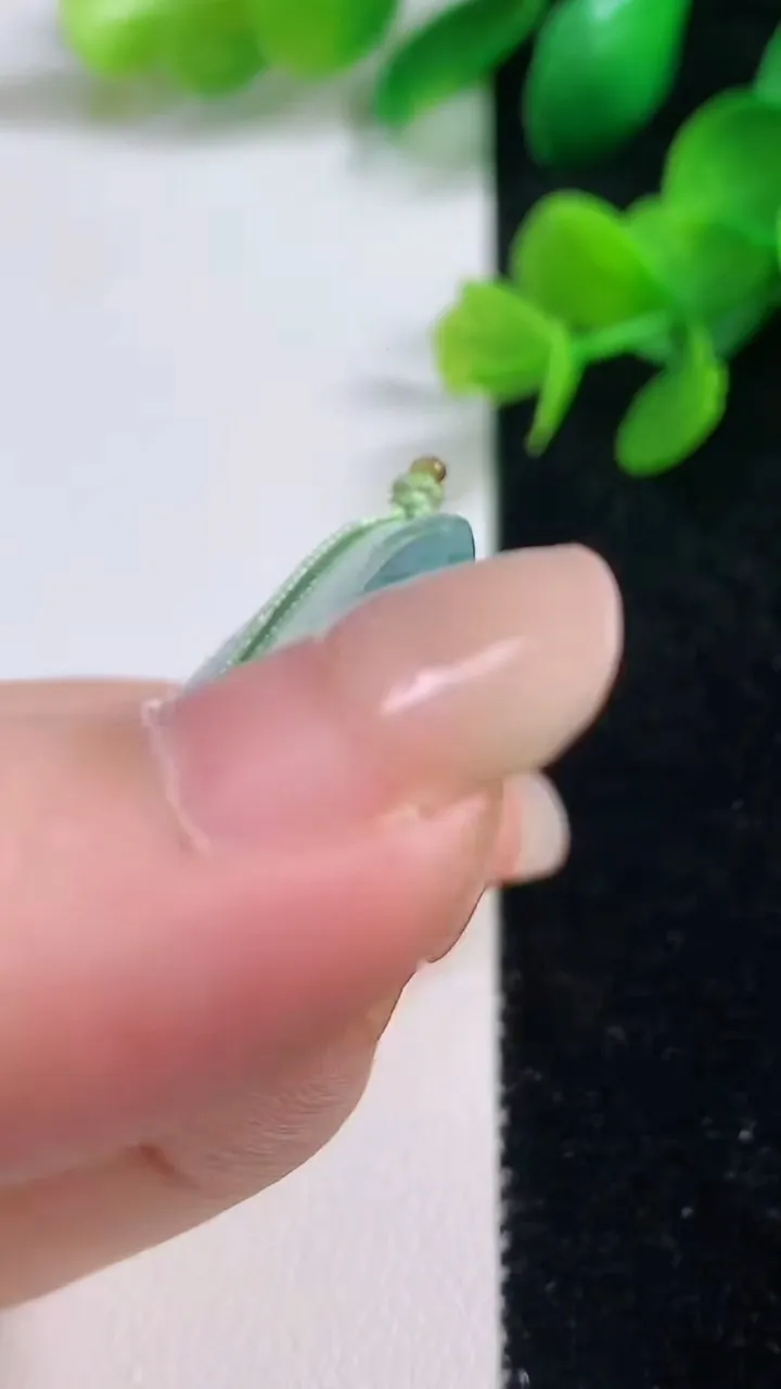 天然A货翡翠冰种飘花平安扣吊坠，尺寸40.4-5.6，重量:20.85g
9月3日