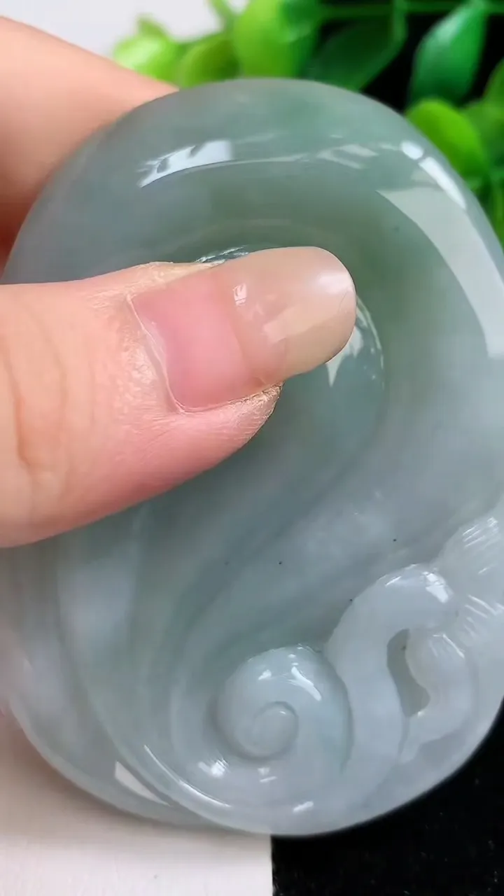 天然A货翡翠龙牌吊坠，尺寸68-50-14，重:77.18g
9月3日