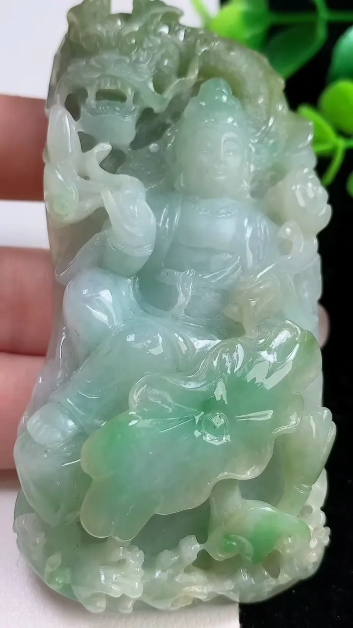 天然A货翡翠祥龙大势至观音菩萨吊坠，尺寸86-42-19，重:115.29g
9月3日