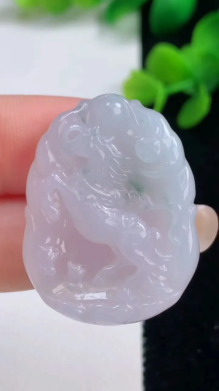 天然A货翡翠冰种飘花生肖马吊坠，尺寸33-25.5-5.4，重量:10.00g
9月3日