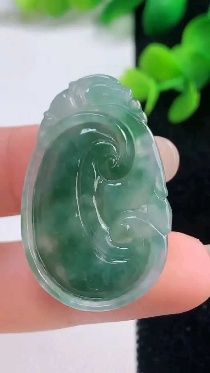 天然A货翡翠如意吊坠，尺寸36.6-23.5-4，重量:6.59g
9月3日