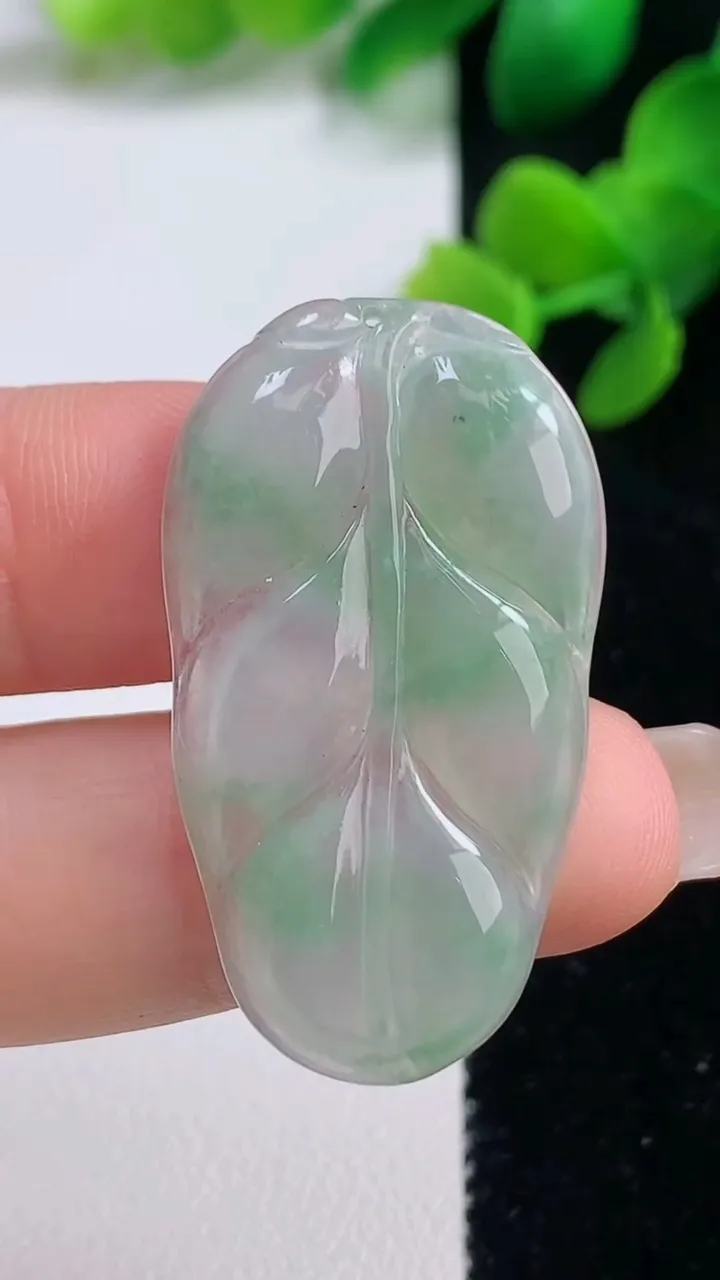天然A货翡翠金枝玉叶 叶子吊坠，尺寸37-21-3，重量:4.60g
9月3日