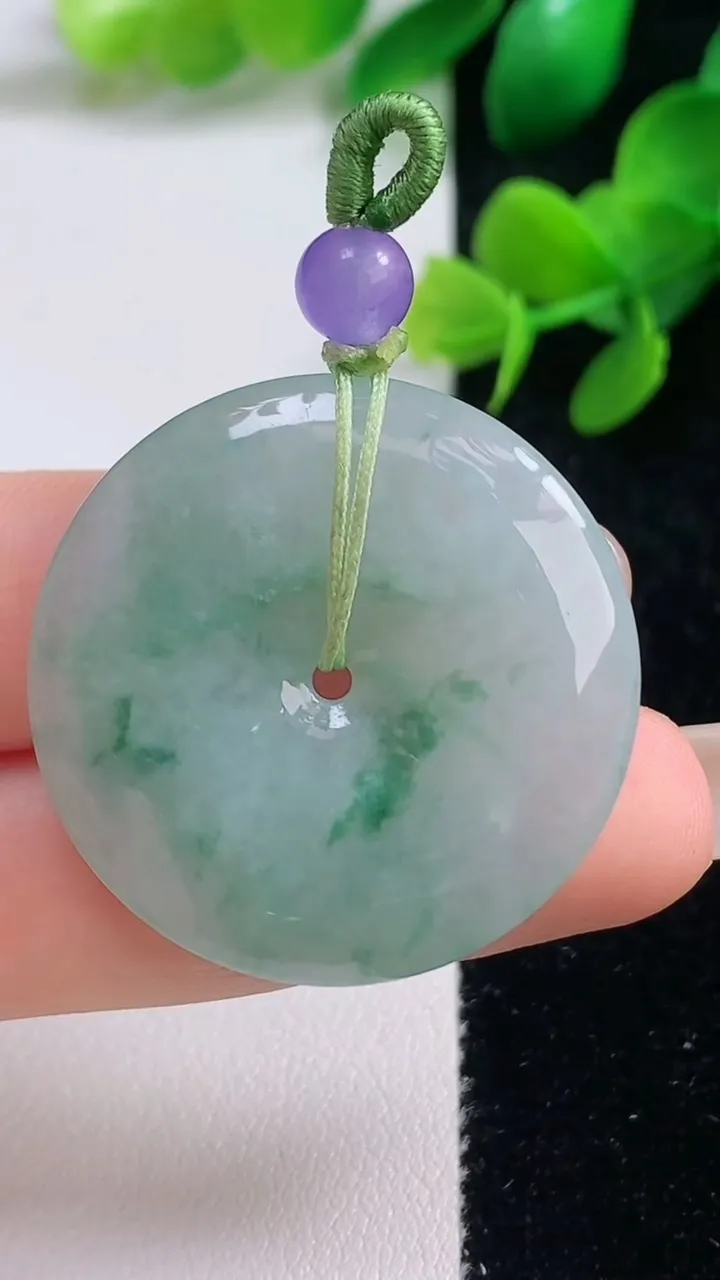 天然A货翡翠冰种飘花平安扣吊坠，尺寸32.7-5，重量:12.41g
9月3日