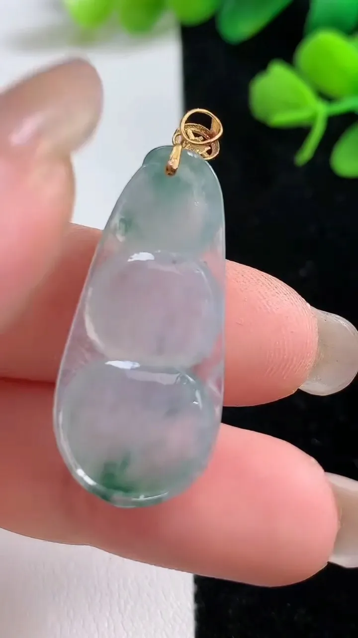 天然A货翡翠种飘花福豆吊坠，尺寸35.2-14.2-4.3，重:4.60g
9月3日