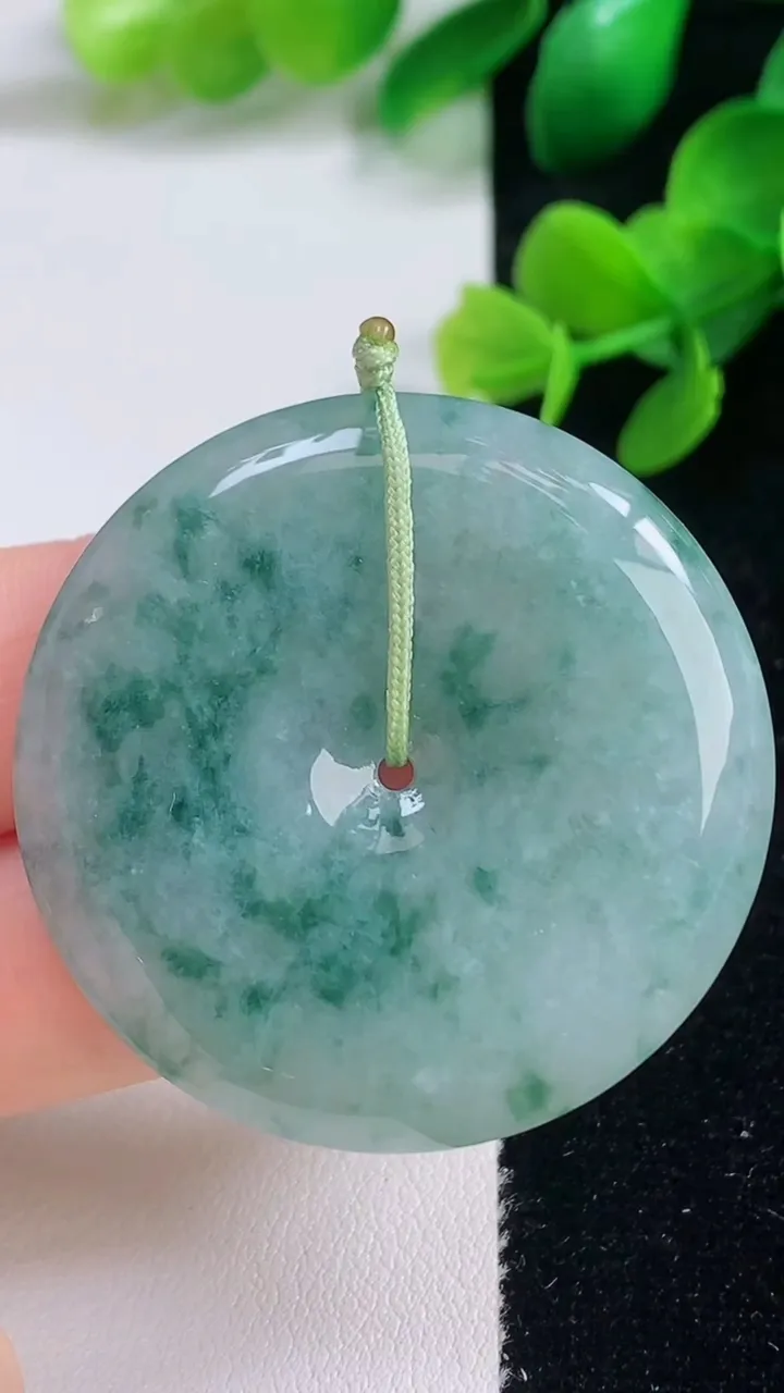 天然A货翡翠冰种飘花平安扣吊坠，尺寸40.4-5.6，重量:20.85g
9月3日