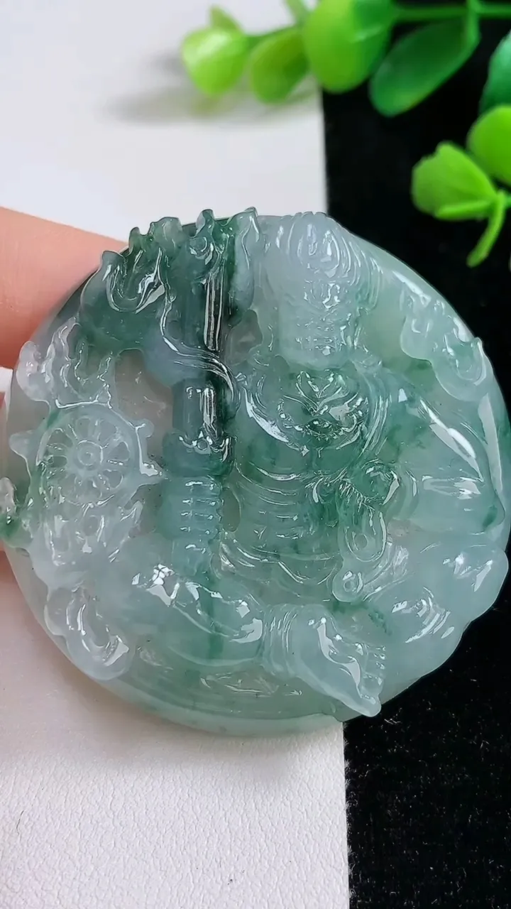 天然A货翡翠种飘花不动明王吊坠，尺寸53-11.2，重:58.20g
9月3日