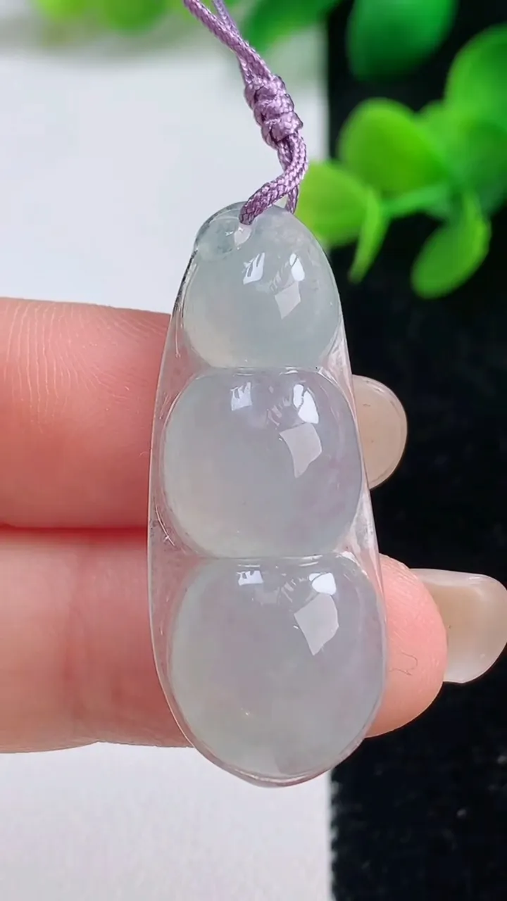天然A货翡翠福豆吊坠，尺寸37-15-5.2，重量:4.96g
9月3日