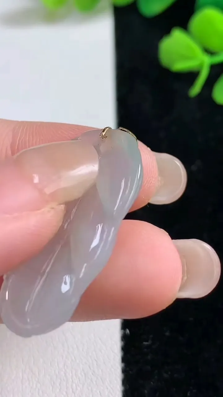 天然A货翡翠种白冰金枝玉叶 叶子吊坠，尺寸35-16.9-3.3，重:3.55g
9月3日