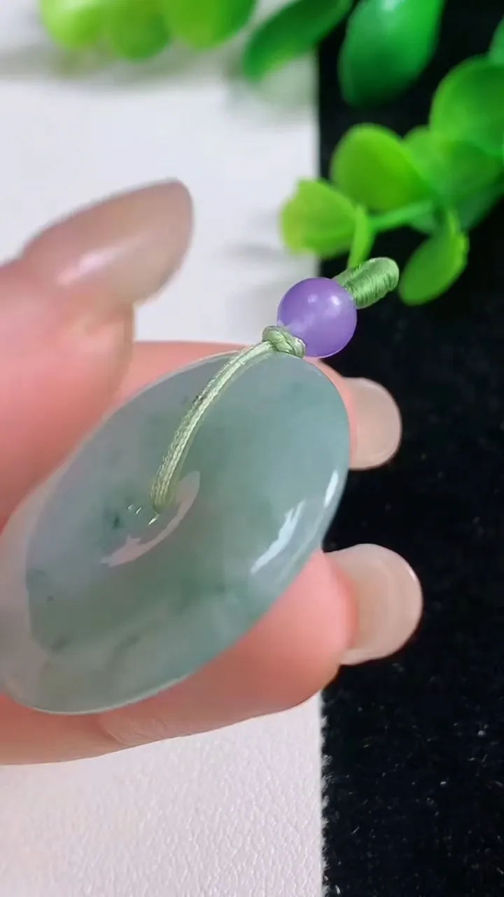 天然A货翡翠冰种飘花平安扣吊坠，尺寸32.7-5，重量:12.41g
9月3日
