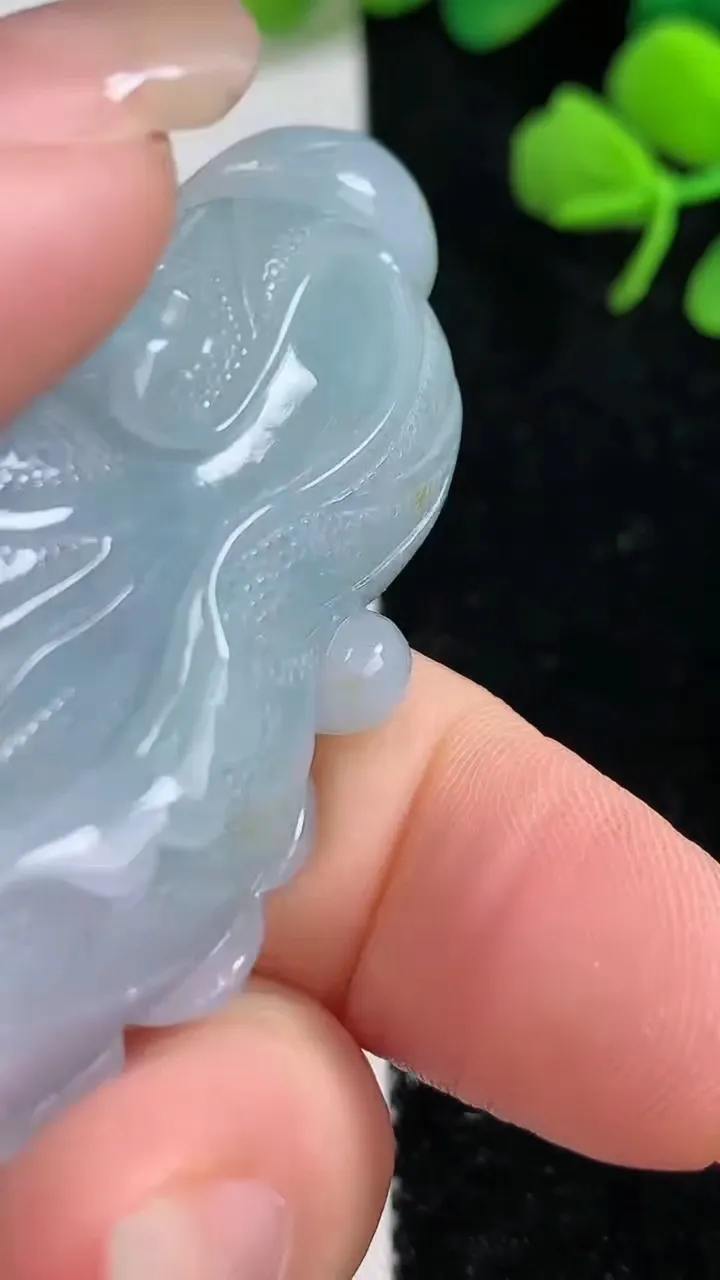 天然A货翡翠白菜吊坠，尺寸55.5-30.6-10.8，重:33.68g
9月3日