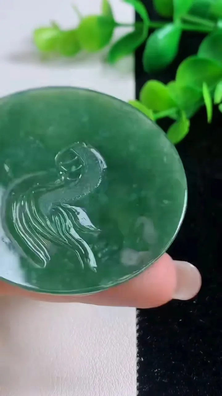 天然A货翡翠龙牌吊坠，尺寸54-5.4，重量:31.58g
9月3日