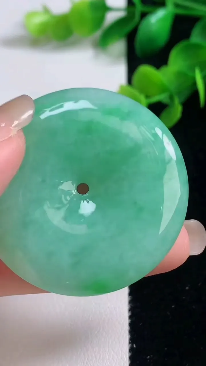 天然A货翡翠平安扣吊坠，尺寸44-7，重量:29.75g
9月3日