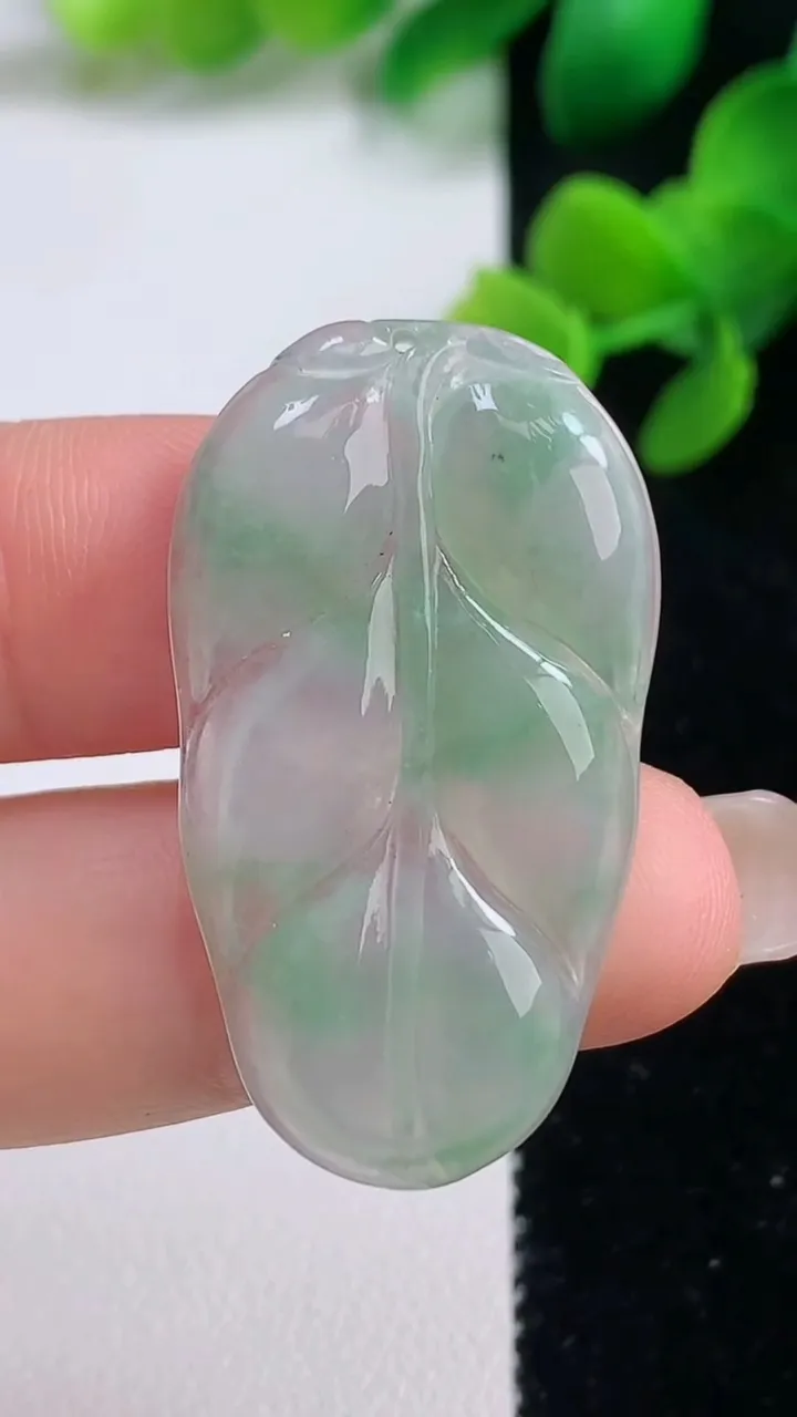 天然A货翡翠金枝玉叶 叶子吊坠，尺寸37-21-3，重量:4.60g
9月3日