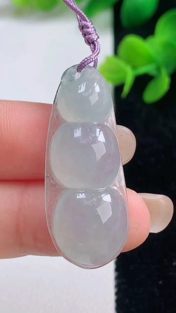 天然A货翡翠福豆吊坠，尺寸37-15-5.2，重量:4.96g
9月3日