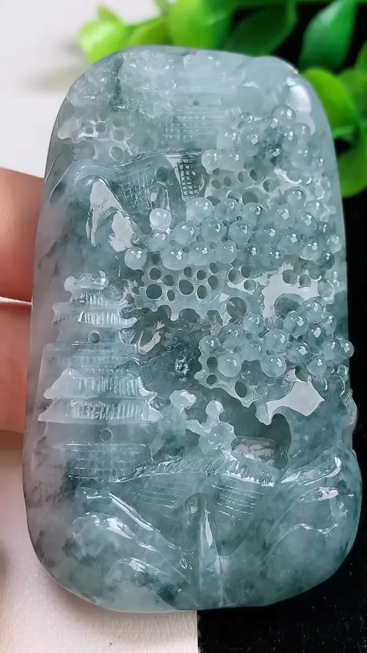 天然A货翡翠飘花山水牌吊坠，尺寸72-42-12.7，重:82.56g
9月3日