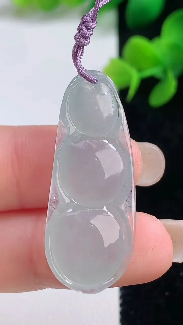 天然A货翡翠福豆吊坠，尺寸37-15-5.2，重量:4.96g
9月3日
