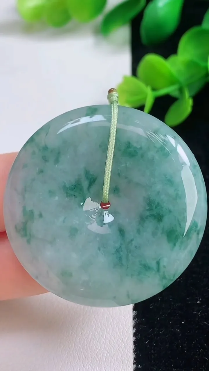 天然A货翡翠冰种飘花平安扣吊坠，尺寸40.4-5.6，重量:20.85g
9月3日