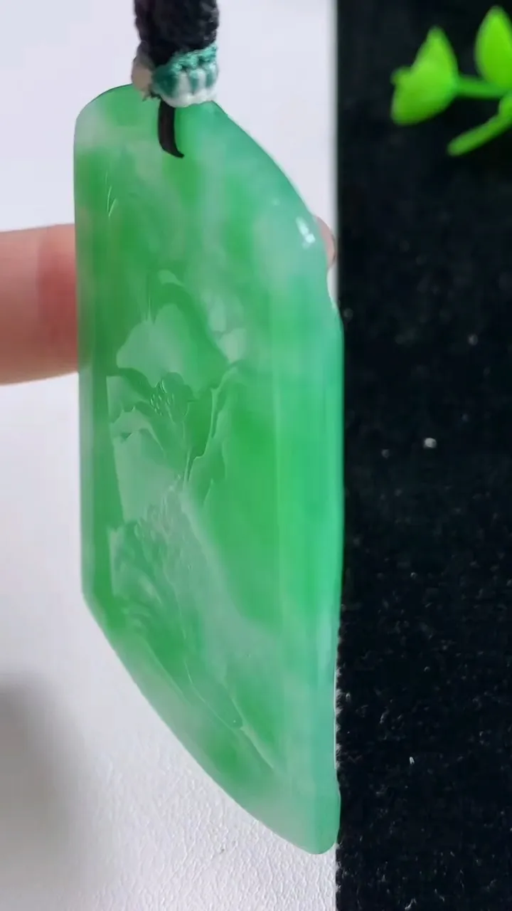 天然A货翡翠山水牌吊坠，尺寸58.5-40.7-5，重量:31.42g
9月3日