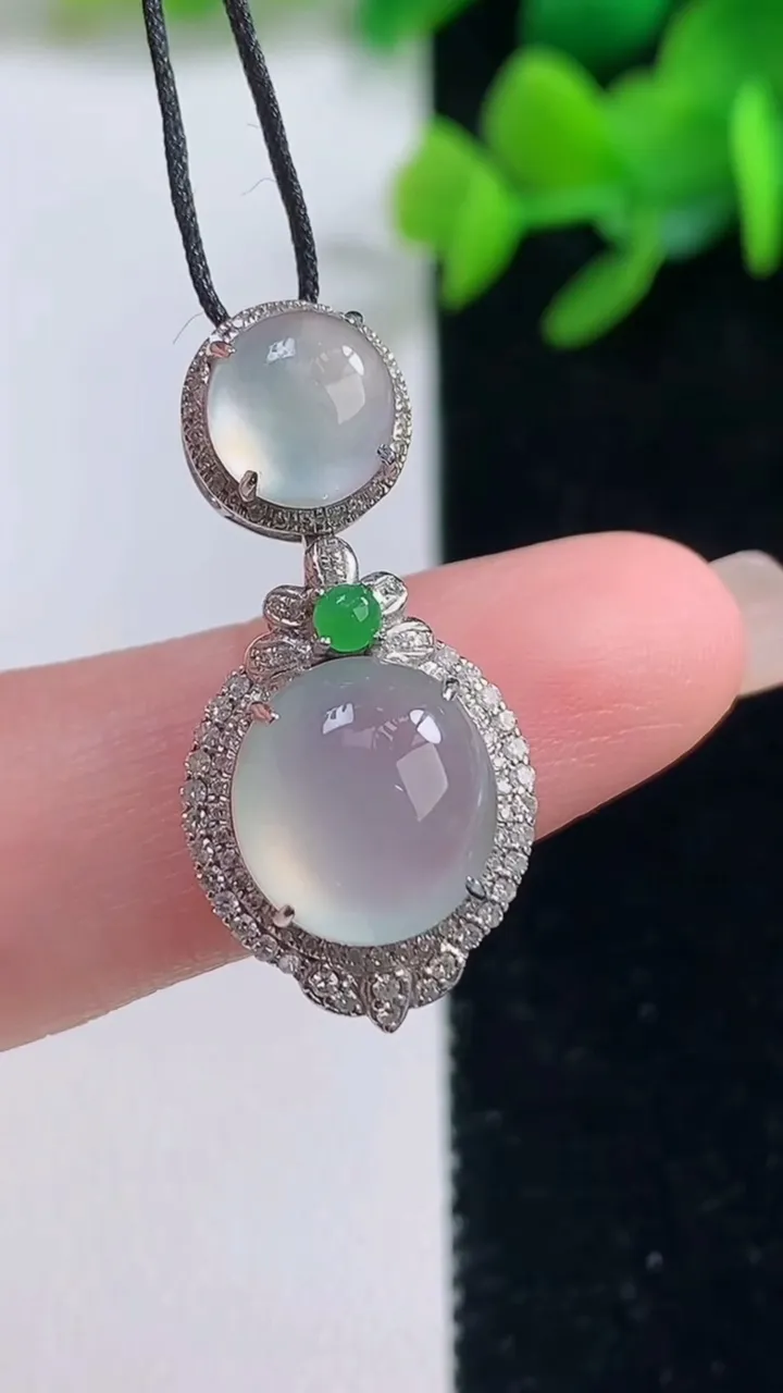 天然A货翡翠种白冰蛋面吊坠，尺寸27-13.5-9，裸石10-9.7重量:3.22g
9月4日