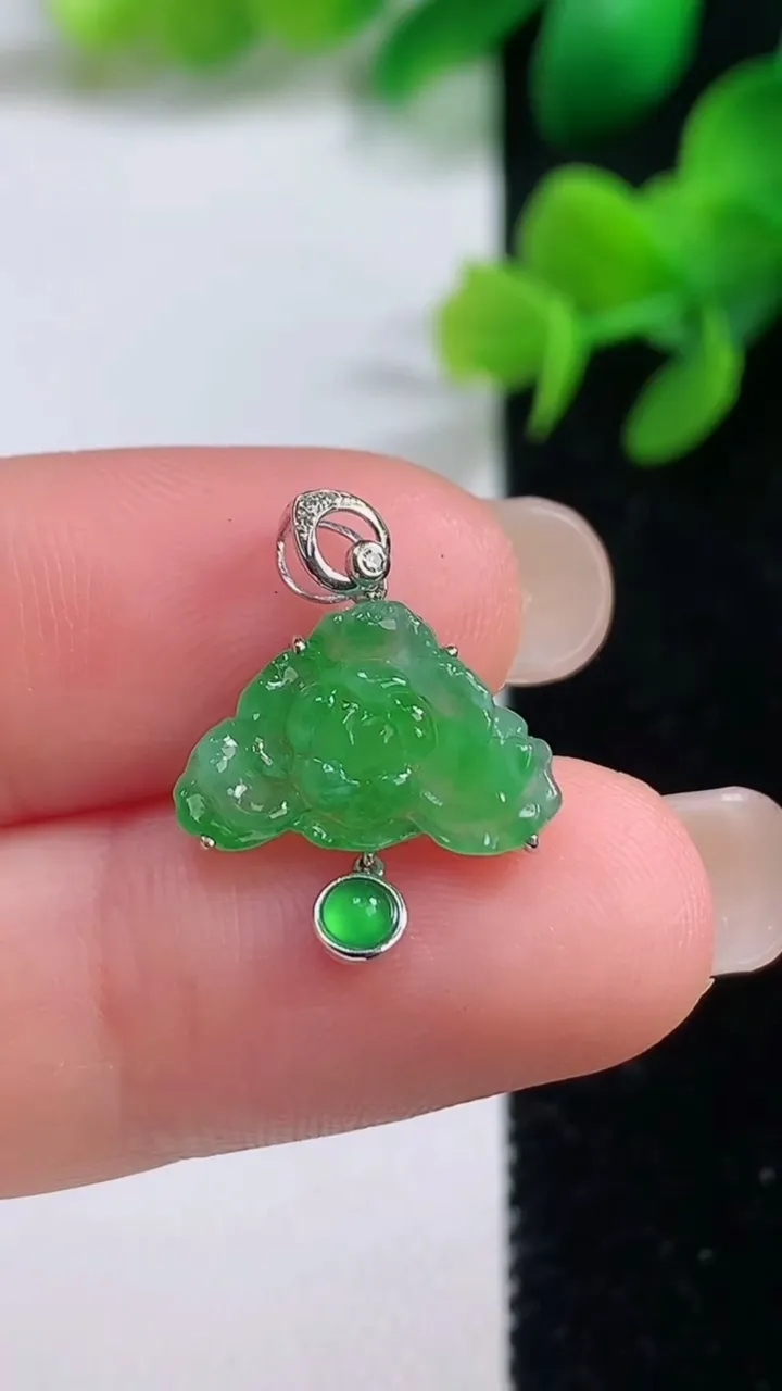 天然A货翡翠和和美美 荷花吊坠，尺寸13.8-15-3，重量:1.13g
9月4日