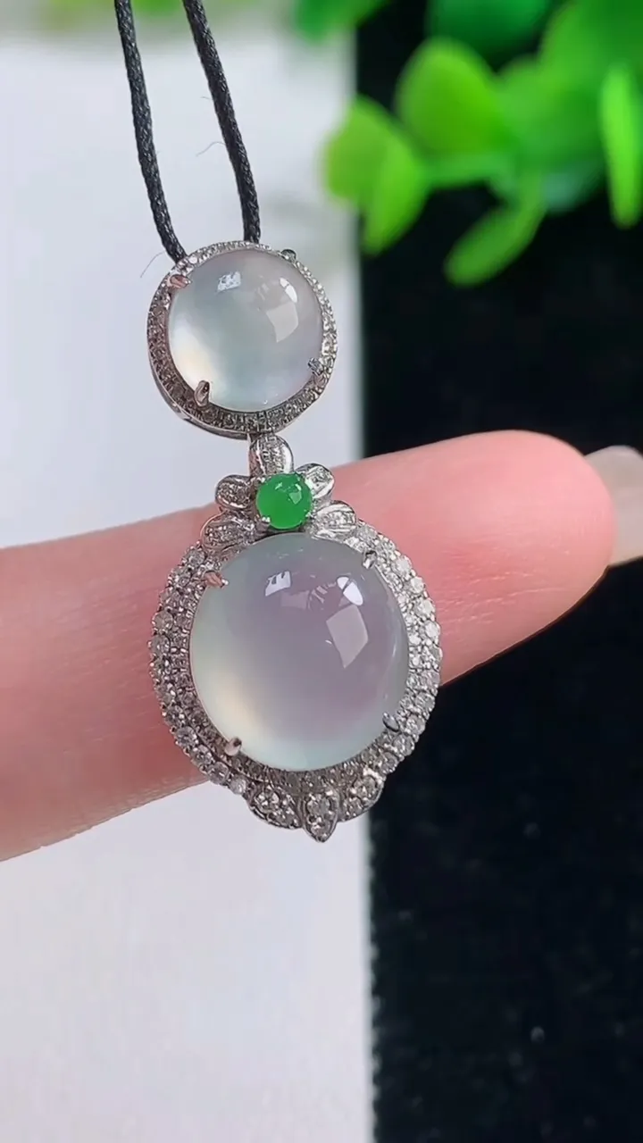 天然A货翡翠种白冰蛋面吊坠，尺寸27-13.5-9，裸石10-9.7重量:3.22g
9月4日