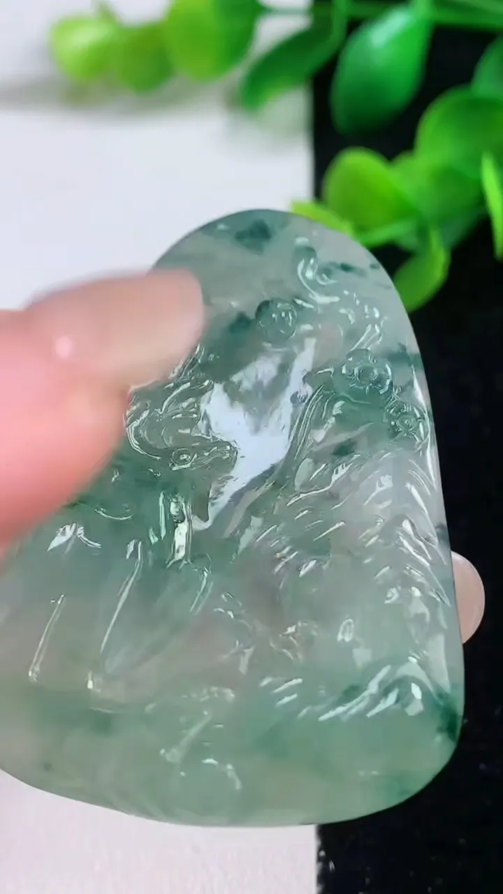天然A货翡翠冰种飘花梅花鹿吊坠，尺寸52-36.4-5.8，重量:22.04g
9月4日