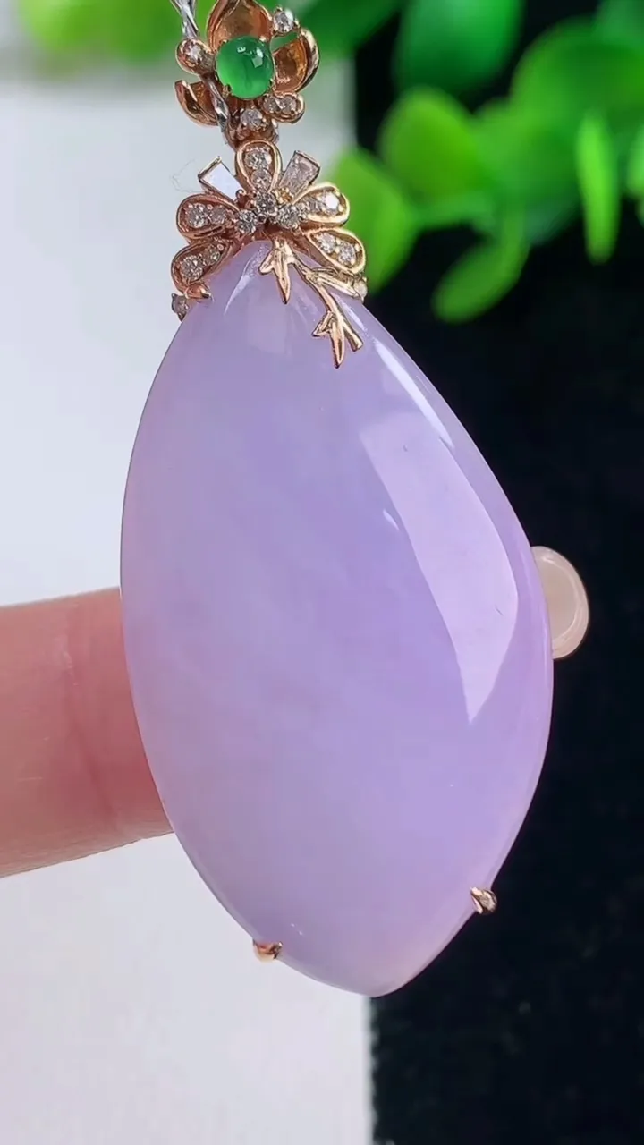 天然A货翡翠18k金紫罗兰福瓜吊坠，尺寸36.6-20.2-7.8，重量:8.20g
9月4日