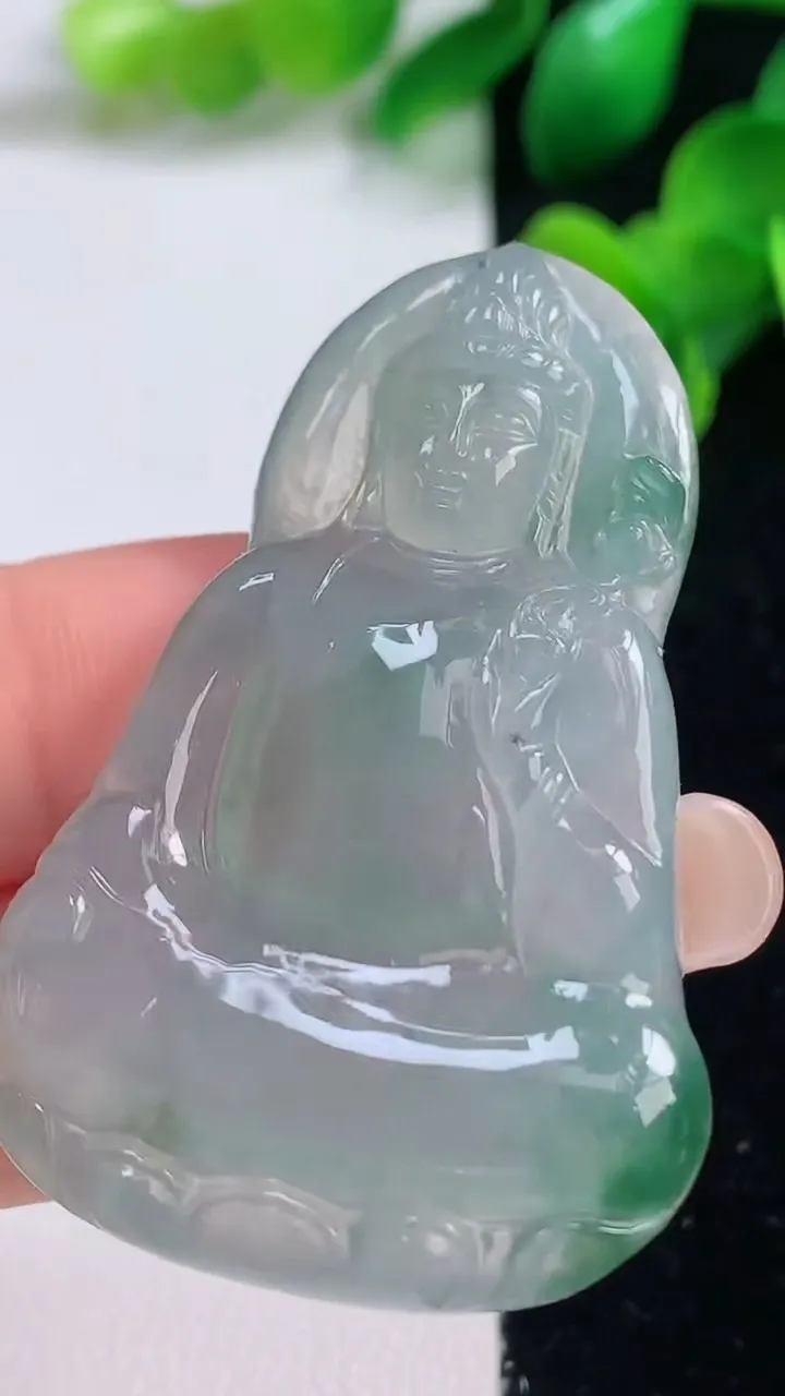 天然A货翡翠冰种飘花大势至观音菩萨吊坠，尺寸47.6-32.3-5.5，重量:15.64g
9月4日