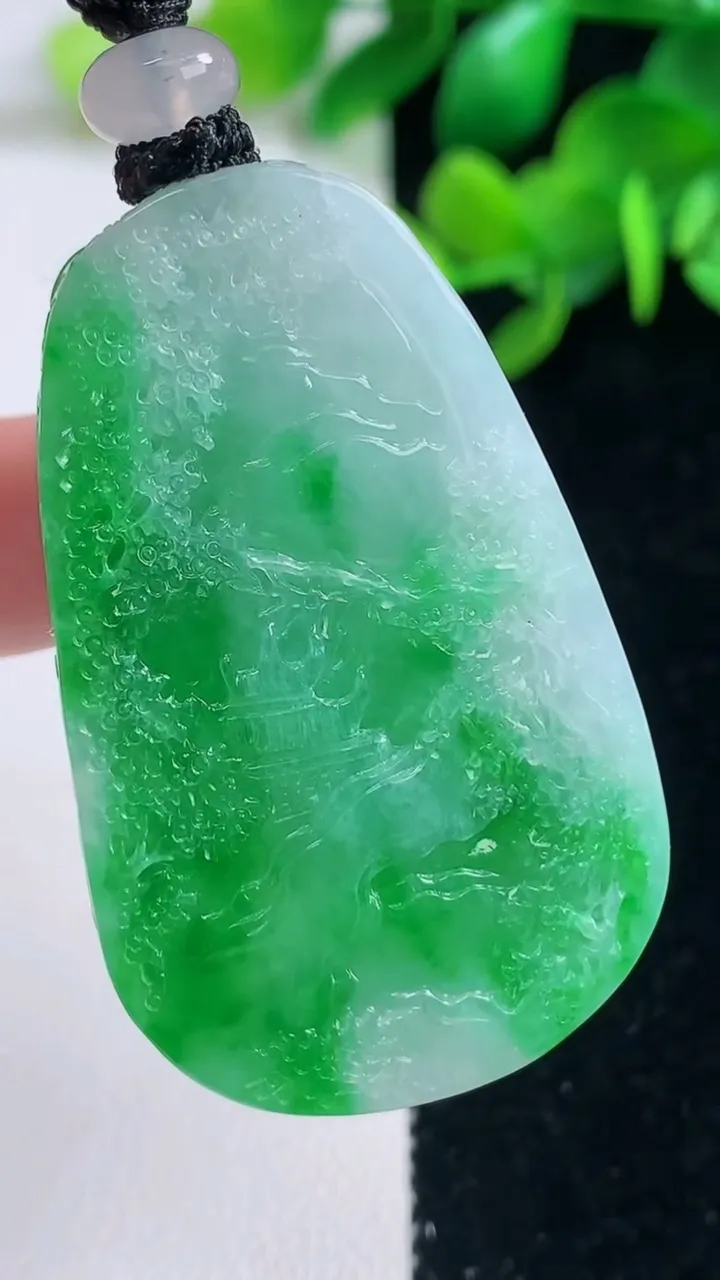 天然A货翡翠山水牌吊坠，尺寸47.6-28-10.6，重量:30.07g
9月4日