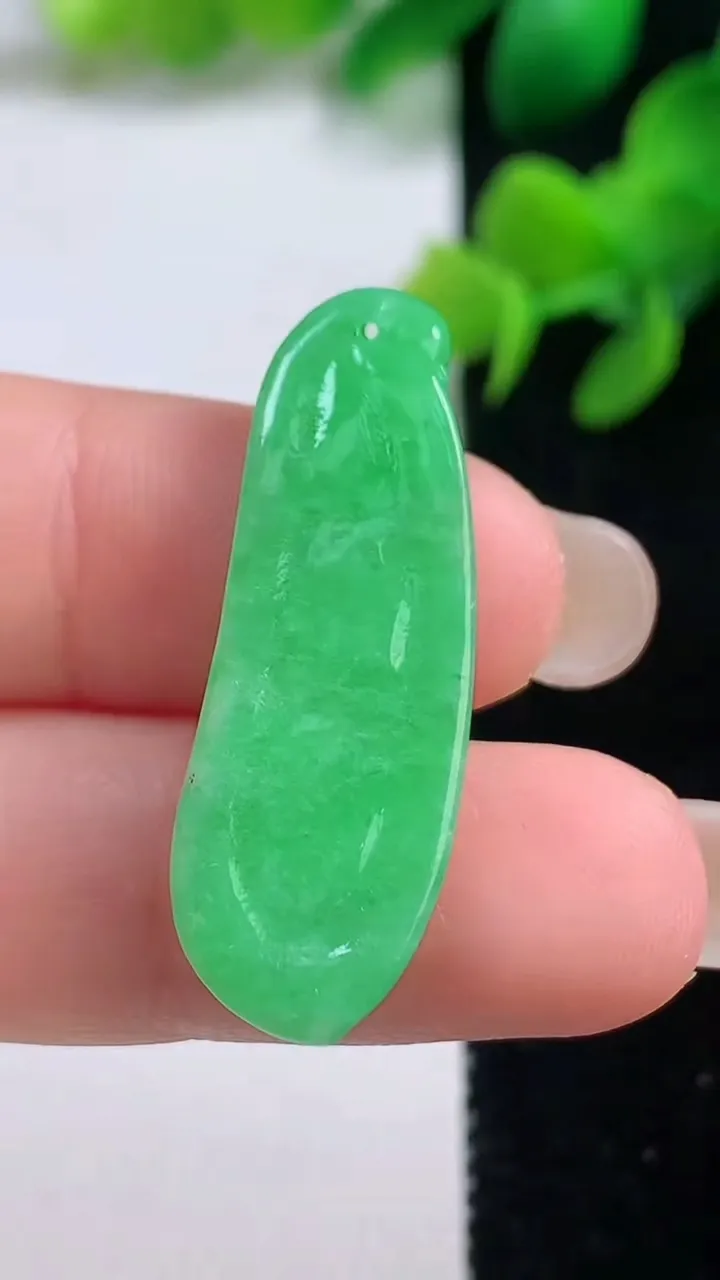 天然A货翡翠福豆吊坠，尺寸33.7-11.7-5，重量:3.10g
9月4日