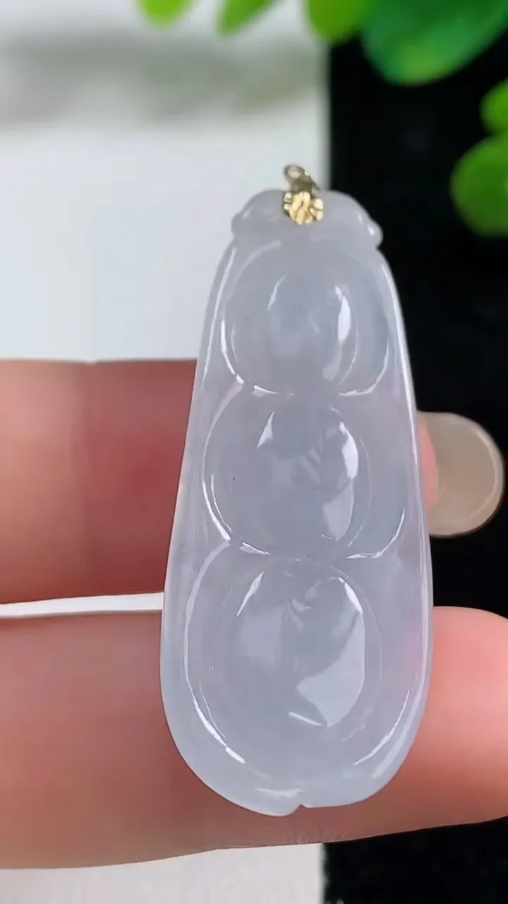 天然A货翡翠种白冰福豆吊坠，尺寸39.4-16-7，重量:7.44g
9月4日