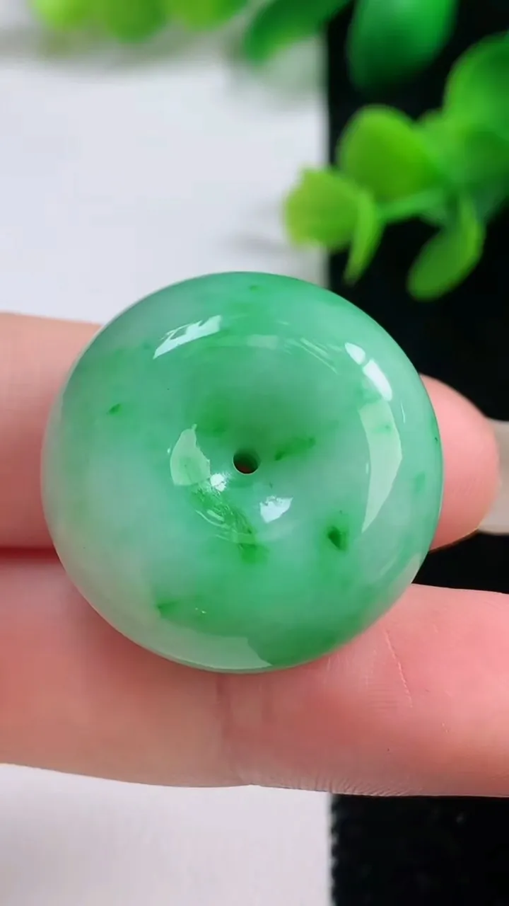 天然A货翡翠平安扣吊坠，尺寸25.6-13，重量:18.54g
9月4日
