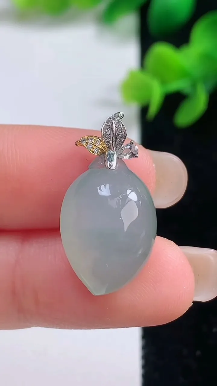 天然A货翡翠种晴水寿桃吊坠，尺寸19.4-12.7-9，重量:3.63g
9月4日