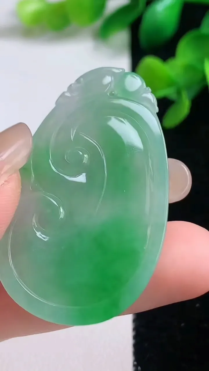 天然A货翡翠如意吊坠，尺寸45-28-4.3，重量:10.07g
9月4日