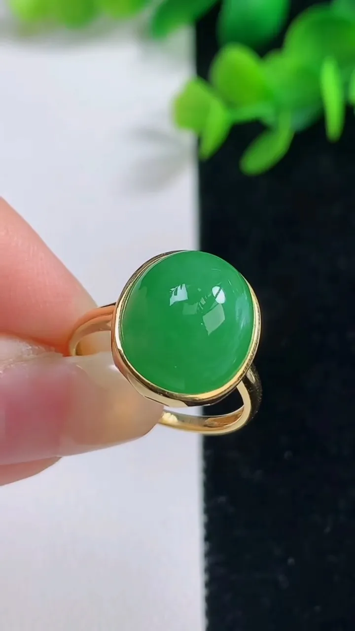 天然A货翡翠蛋面戒指，尺寸19-13-11，重量:4.28g2025年9月4日
工厂直销收藏佳品,种好水足，色泽均匀，有种有色，上手高大气！