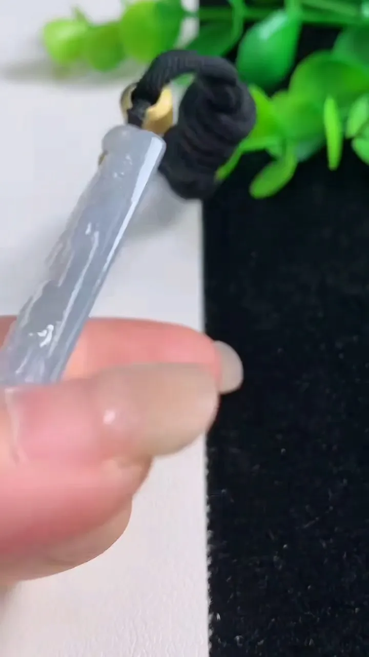 天然A货翡翠种白冰普贤菩萨吊坠，尺寸64-42-5，重量:41.28g
9月4日