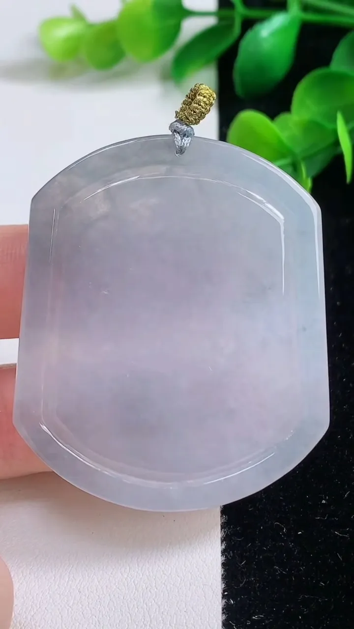 天然A货翡翠乌鸡种一念之间吊坠，尺寸51.6-43.6-5，重量:28.04g
9月4日