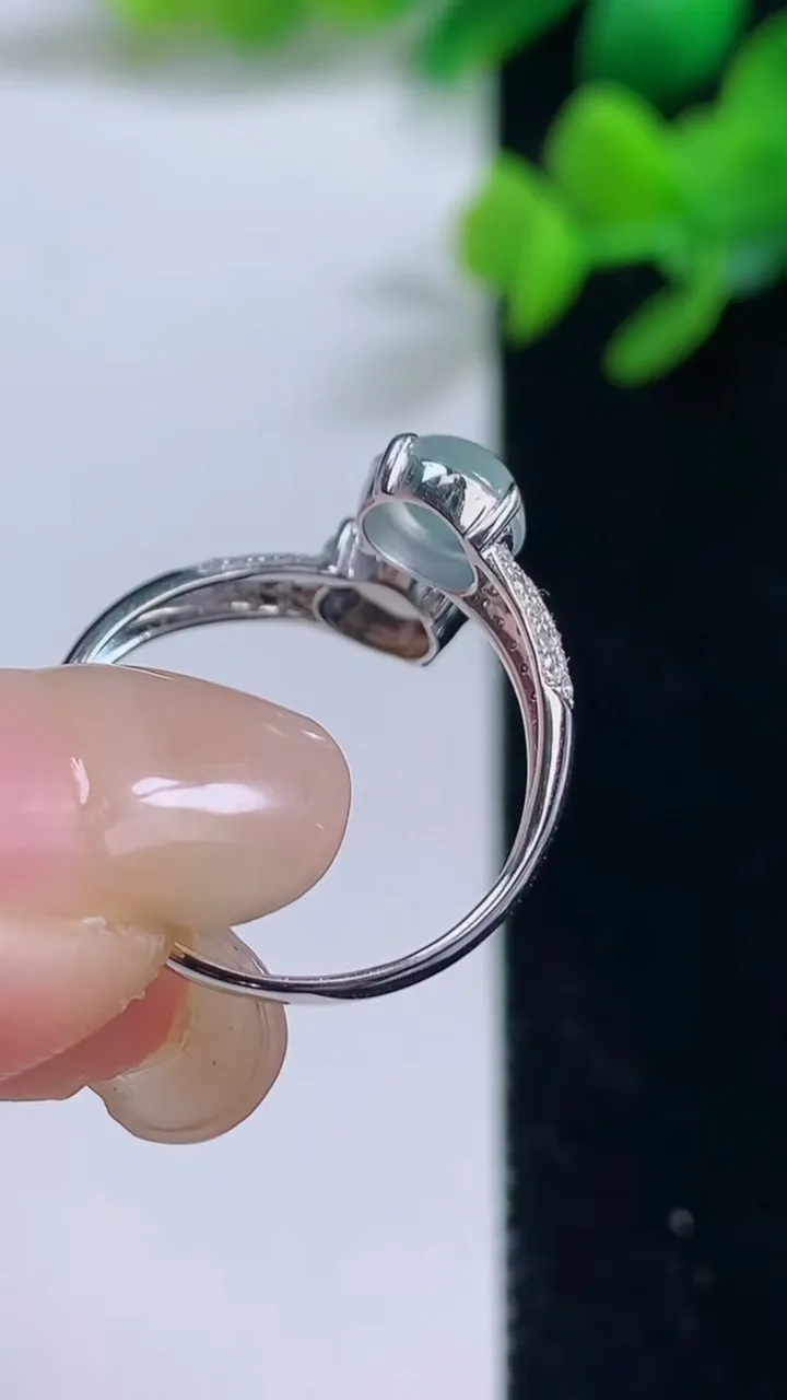 天然A货翡翠蛋面戒指，尺寸6.2，重量:1.96g2025年9月4日
工厂直销收藏佳品,种好水足，色泽均匀，有种有色，上手高大气！