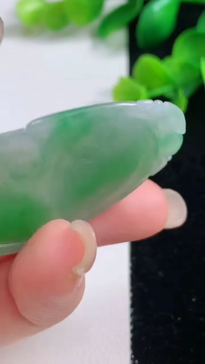 天然A货翡翠如意吊坠，尺寸45-28-4.3，重量:10.07g
9月4日
