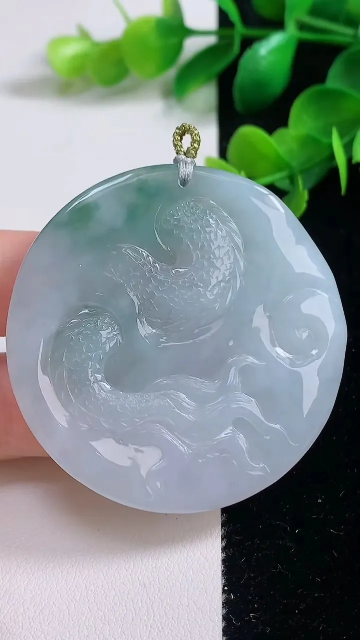 天然A货翡翠冰种飘花龙牌吊坠，尺寸50.8-8，重量:38.80g
9月4日